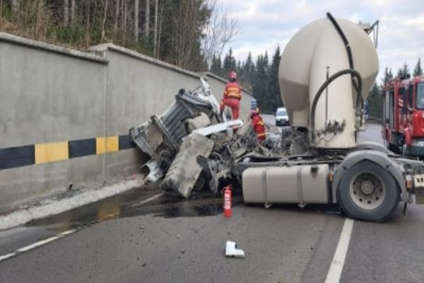 Accident rutier grav în Pasul Mestecăniș. Un șofer a rămas încarcerat FOTO