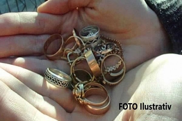 Tânără reținută după ce a furat bani și bijuterii din apartamentul unei bătrâne din Rădăuți