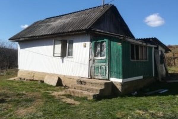 Incendiu la o casă din Dolheștii Mici. O bătrână a ajuns la spital FOTO