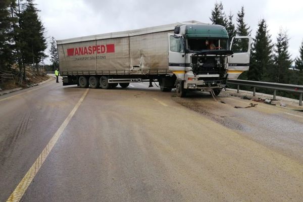 Circulație îngreunată în Pasul Mestecăniș, după ce un tir a derapat FOTO