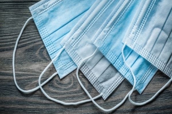 Sucevean prins vânzând măști și mănuși de protecție fără documente