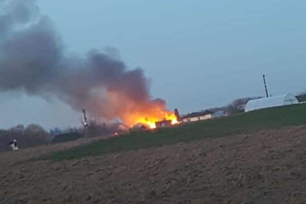 Un incendiu violent a cuprins trei gospodării din Horodnic de Jos VIDEO