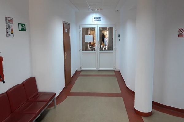 Un bărbat a căzut într-un gard de fier în timp ce se afla la o înmormântare