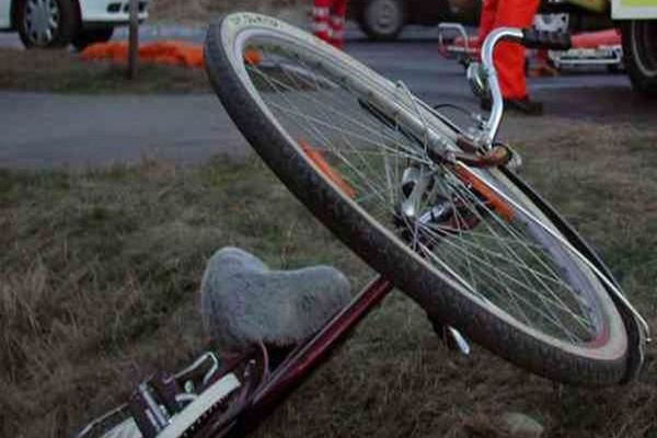 Biciclist accidentat grav după ce nu a acordat prioritate de trecere unei mașini