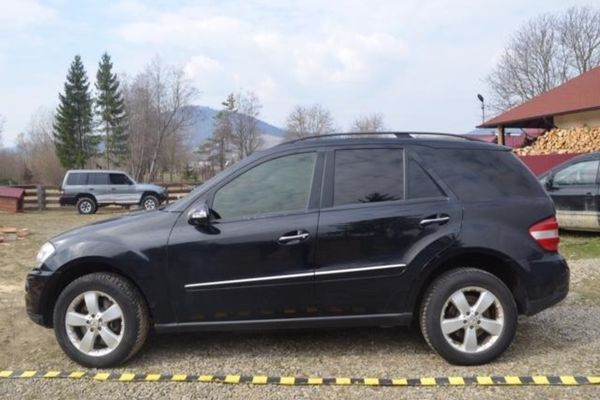 Autoturism plin cu țigări de contrabandă, descoperit de polițiștii de frontieră, la Falcău FOTO