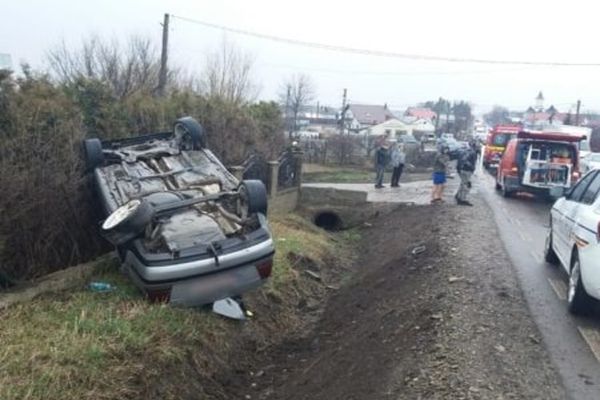 Accident la Cumpărătura. O mașină s-a răsturnat, alta a ajuns în șanț FOTO