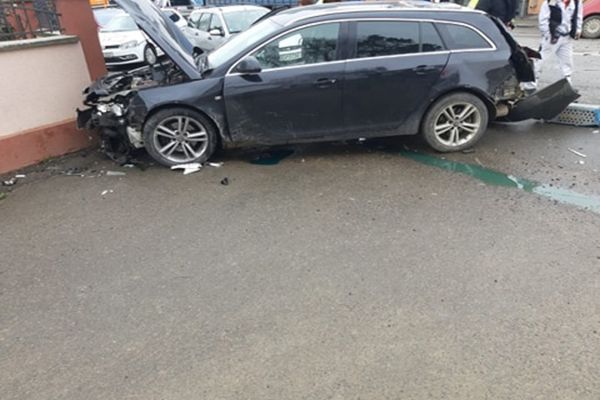 Cinci persoane implicate într-un accident rutier, la Gura Humorului. Trei autovehicule au intrat în coliziune FOTO