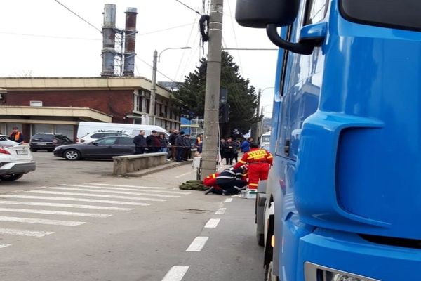 Tragedie în municipiul Suceava. O femeie și-a pierdut viața după ce a fost accidentată de un tir FOTO