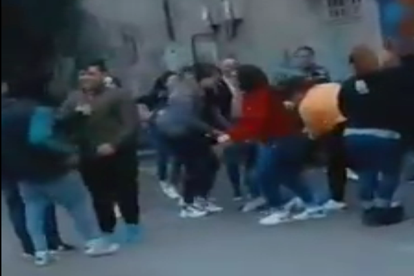 Elevă de la un liceu din Fălticeni bătută de mai multe colege VIDEO