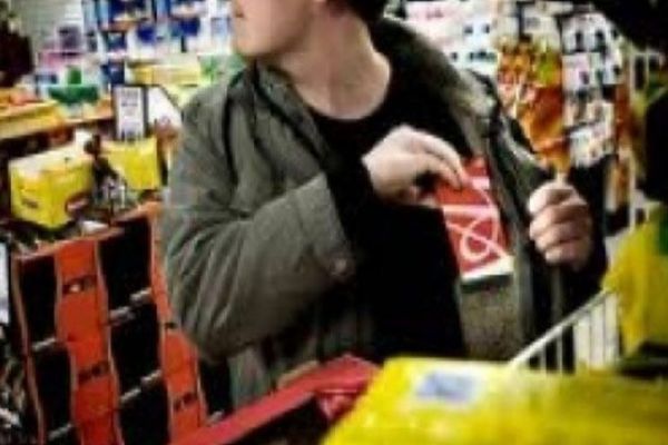 Două femei, mamă și fiică, prinse la furat într-un supermarket din Vatra Dornei