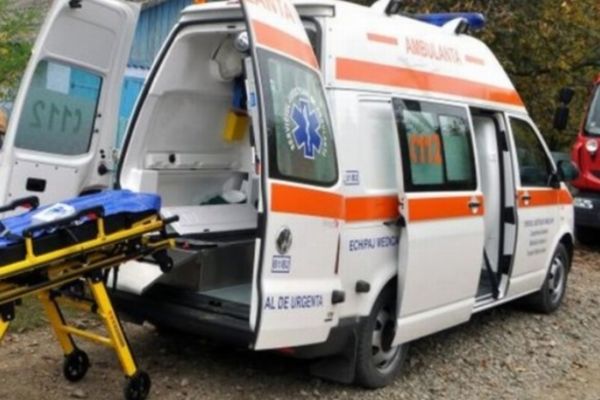 Accident rutier cu o victimă, la Câmpulung Moldovenesc. Un șofer s-a izbit cu mașina într-un copac