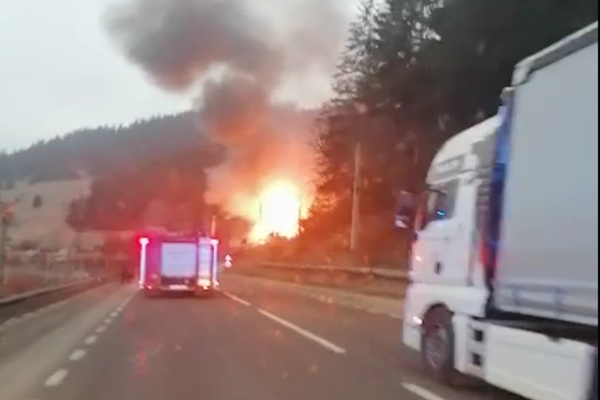 Incendiu puternic la Iacobeni. O casă a fost cuprinsă de flăcări VIDEO