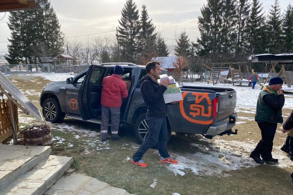 Tibi Ușeriu și voluntarii Tășuleasa Social au dus echipamente de protecție Spitalului Municipal din Rădăuți și Spitalului de Pneumologie Cluj