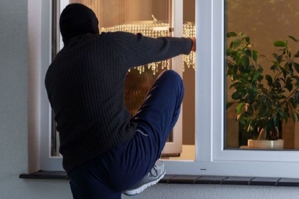 Oficiu poștal din Vatra Moldoviței, călcat de hoți