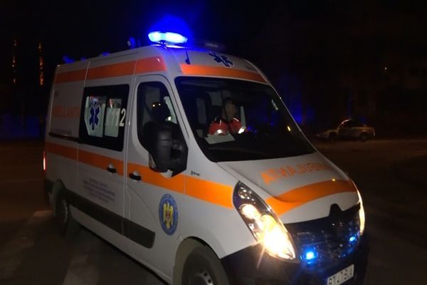 Bărbat rănit grav după ce mașina în care se afla s-a izbit violent de un stâlp și un gard
