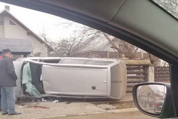 Accident rutier cu o victimă la Milișăuți, după ce un autoturism s-a răsturnat FOTO