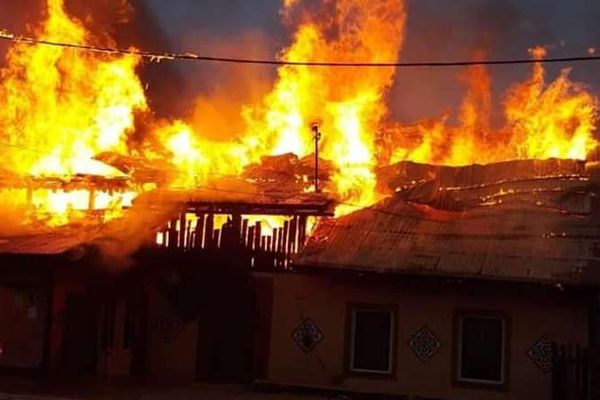 Incendiu violent la Ciocănești. Pagubele se ridică la peste 150.000 de lei FOTO