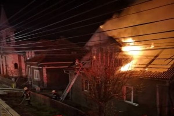 Incendiu în noaptea de Înviere în Bucșoaia provocat de la o lumânare lăsată aprinsă FOTO