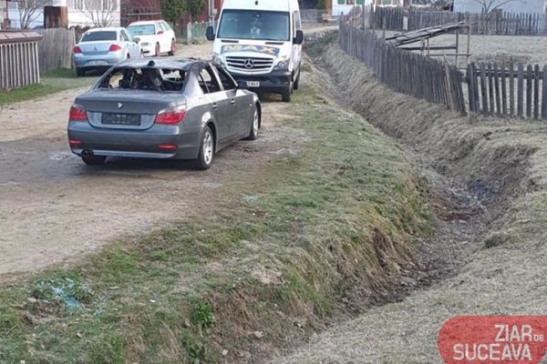 Răzbunare în stil mafiot la Vatra Moldoviței. Mașina unui polițist a fost incendiată FOTO