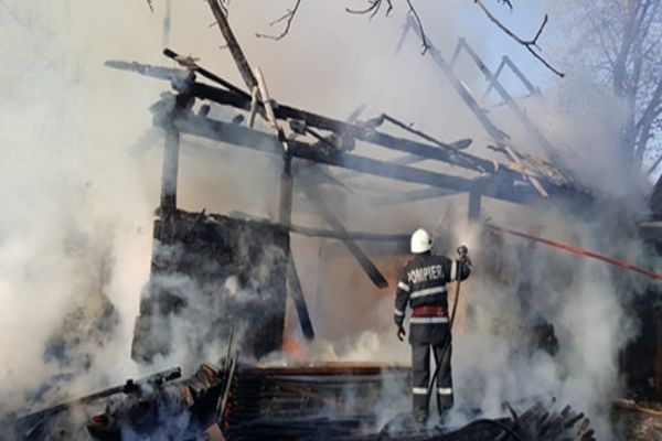 Incendiu la o gospodărie din Bivolărie FOTO