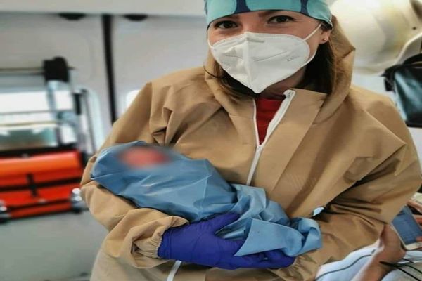 O mămică a născut în ambulanță FOTO