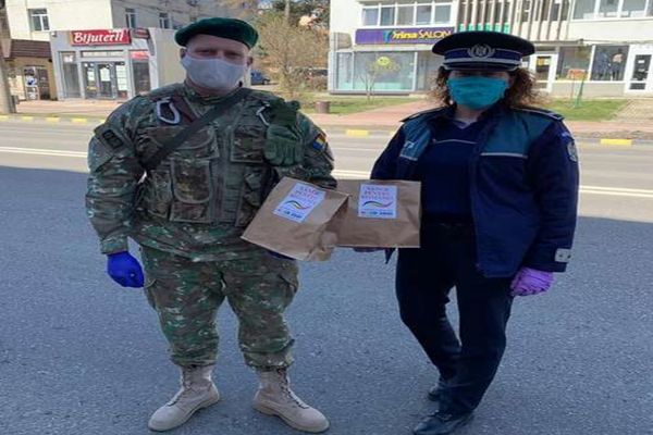 Pachete cu măști, mănuși și dezinfectanți, împărțite de Fundația Umanitară Nord 2001 FOTO