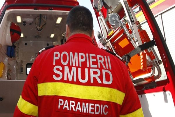 Gura Humorului. O mașină scăpată de sub control a ajuns pe trotuar după care s-a oprit într-un stâlp