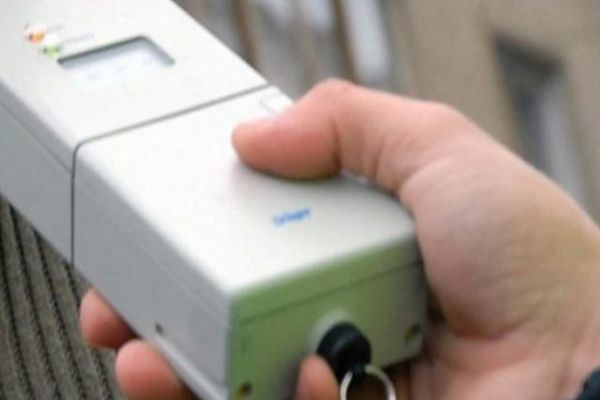 O șoferiță din Poiana Stampei a urcat beată la volan și s-a izbit cu mașina într-un podeț