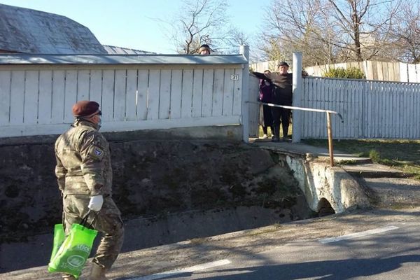 Militarii au împărțit 250 de pachete persoanelor vârstnice din Bosanci