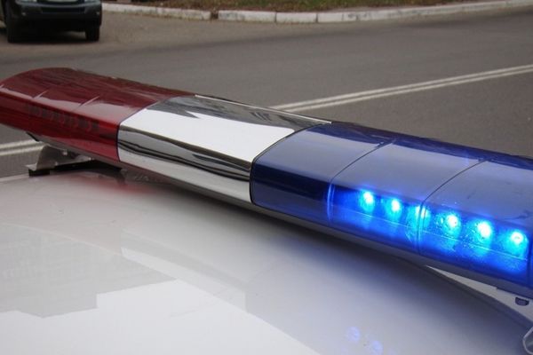 Un bărbat s-a răsturnat cu mașina pe un câmp, după ce a urcat fără permis la volan