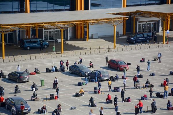 O femeie din municipiul Suceava s-a ales cu dosar penal, după ce a încercat să plece la muncă în Germania de pe Aeroportul din Cluj 