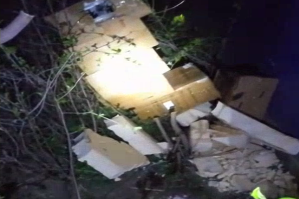 Hoți cu tupeu. Au decupat peretele unui depozit din Șcheia pentru a fura bunuri VIDEO