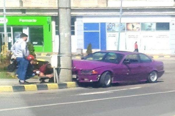 Accident  în municipiul Suceava. Un tânăr s-a oprit cu mașina într-un stâlp FOTO