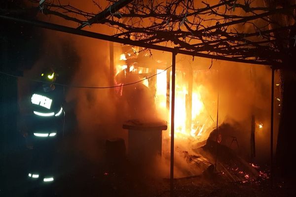 Incendiu violent la o gospodărie din Baia VIDEO