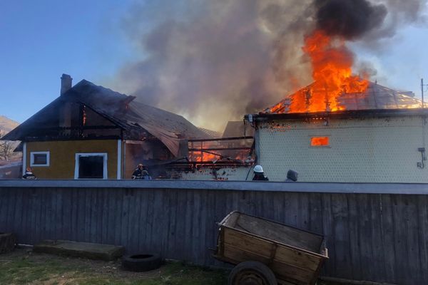 Incendiu violent la două gospodării din Stulpicani VIDEO