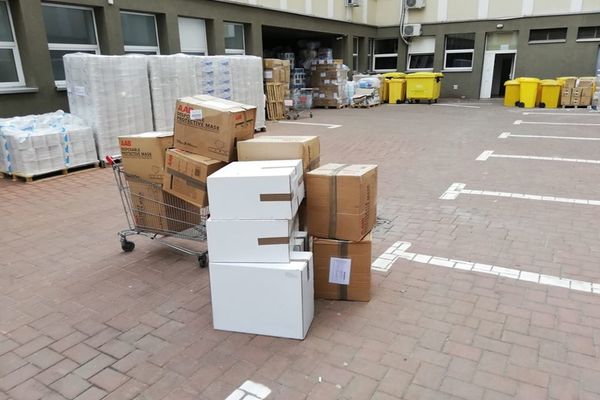 Crucea Roșie a donat Spitalului Județean Suceava 25.000 de măști chirurgicale și 1.100 de viziere FOTO