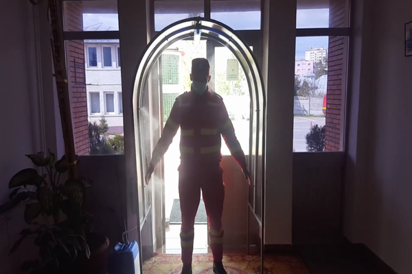 ISU Suceava dotat cu tunel de dezinfecție pentru personal VIDEO