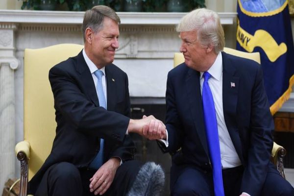 Donald Trump l-a sunat pe Klaus Iohannis. Cei doi au discutat despre situația generată de pandemia de COVID-19