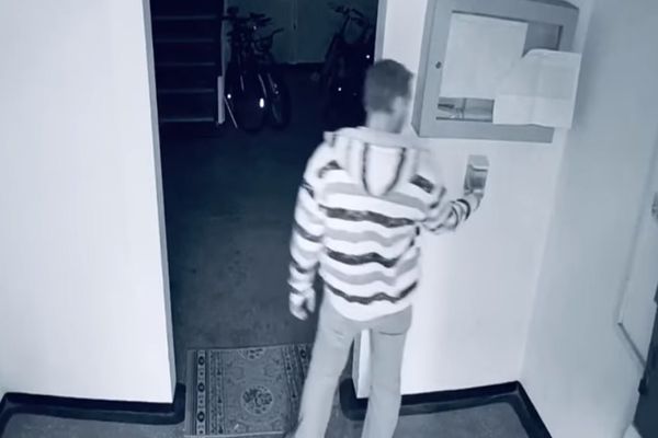 Un bărbat a fost filmat când fură un dozator cu dezinfectant dintr-o scară de bloc VIDEO