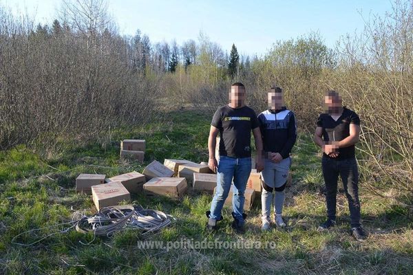 Contrabandiști prinși de polițiștii de frontieră în timp ce cărau colete cu țigări VIDEO