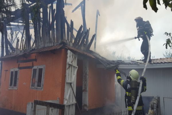 Incendiu puternic la o gospodărie din Plopeni VIDEO