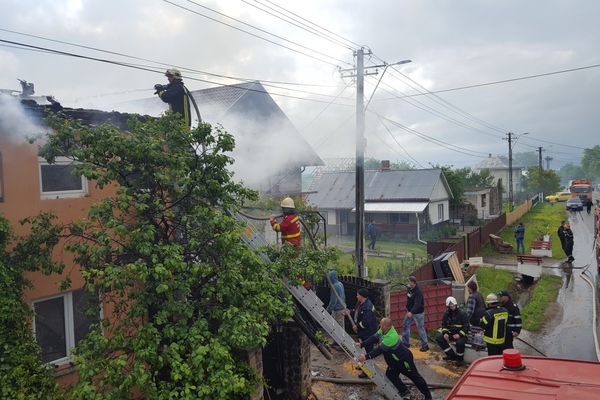 Incendiu violent în Berchișești. Pompierii intervin cu șapte autospeciale