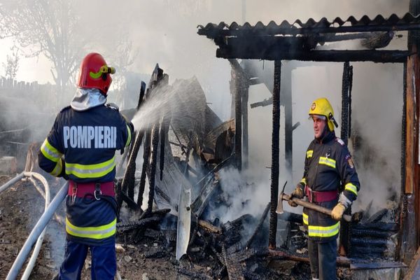 Incendiu puternic la o gospodărie din Ilișești VIDEO
