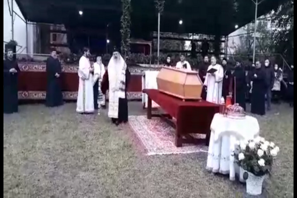 Sicriul cu trupul neînsuflețit al ÎPS Pimen a ajuns la Mănăstirea „Sf.Ioan cel Nou” din Suceava VIDEO