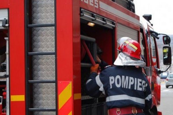 Incendiu în localitatea Vama. Pompierii au intervenit cu două autospeciale