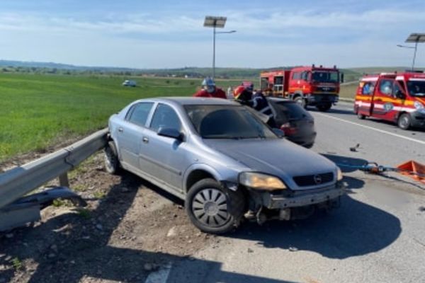 Accident cu trei victime, dintre care una încarcerată, pe varianta de ocolire a municipiului Suceava FOTO