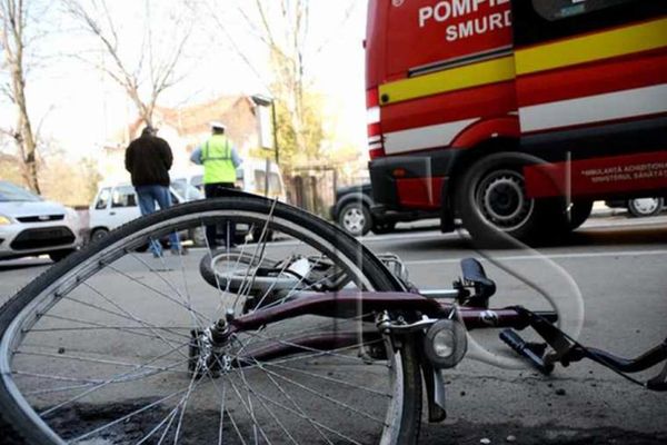 Biciclist decedat după ce a fost lovit în plin de o autoutilitară