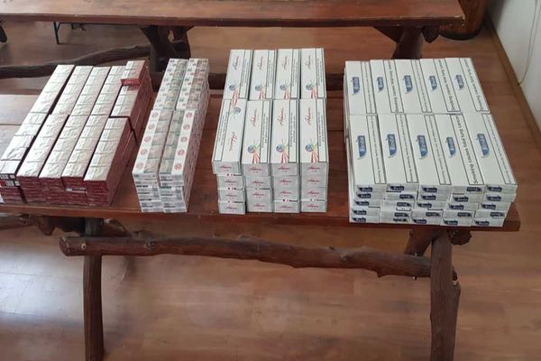 Țigări de contrabandă descoperite într-un chioșc din bazarul din Rădăuți FOTO