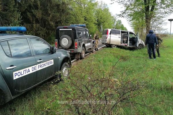 Urmărire în trafic pentru oprirea unui microbuz plin cu țigări de contrabandă, la Marginea VIDEO