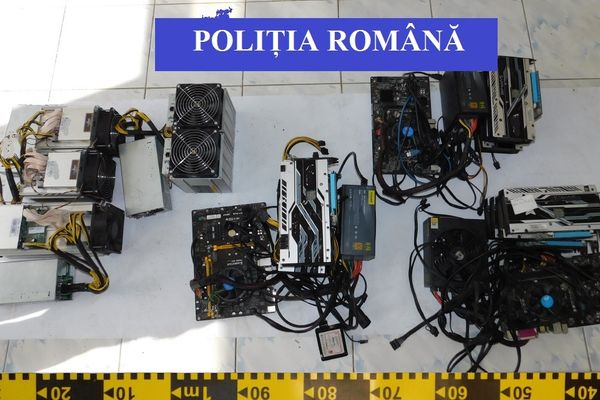 O cisternă încărcată cu lapte s-a răsturnat în Pasul Tihuța. Șoferul a rămas încarcerat